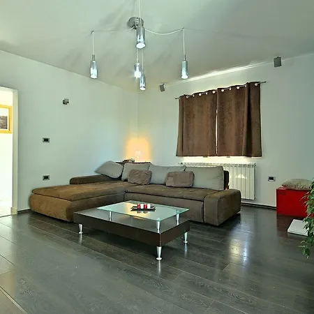 Comfortable Villa With Swimming Pool In Nedescina *