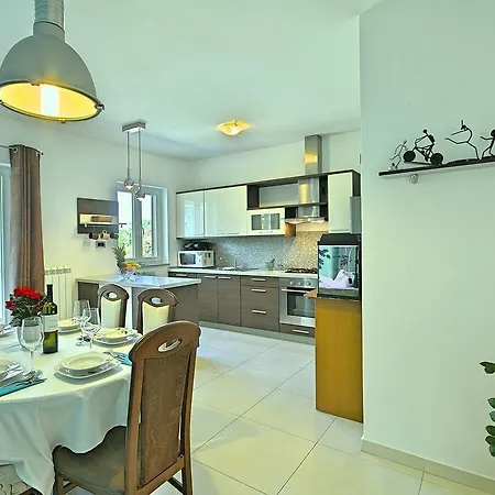 Villa Comfortable Villa With Swimming Pool In Nedescina Sveta Nedelja (Hvar)