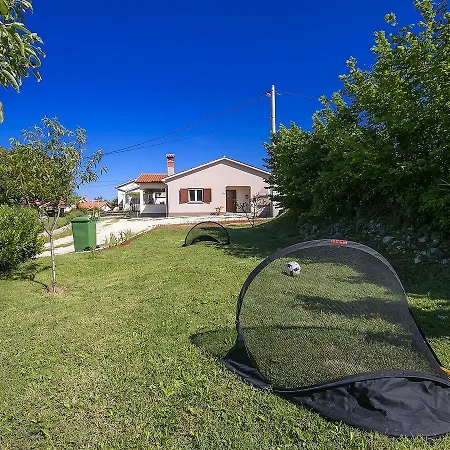 Comfortable Villa With Swimming Pool In Nedescina