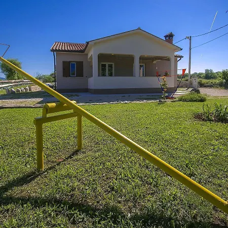 Comfortable With Swimming Pool In Nedescina فيلة *
